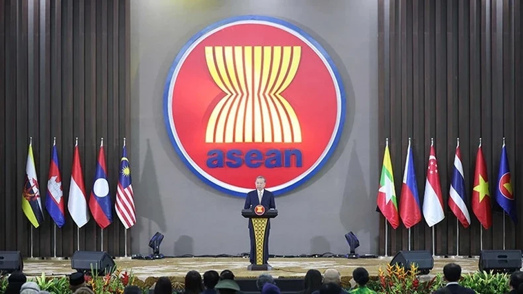 General Secretary of the Communist Party of Vietnam (CPV) Central Committee To Lam delivers a keynote policy speech at the ceremony to celebrate the 30th anniversary of Vietnam's accession to the Association of Southeast Asian Nations (ASEAN) in Jakarta, Indonesia, on March 10 morning. (Photo: VNA)
