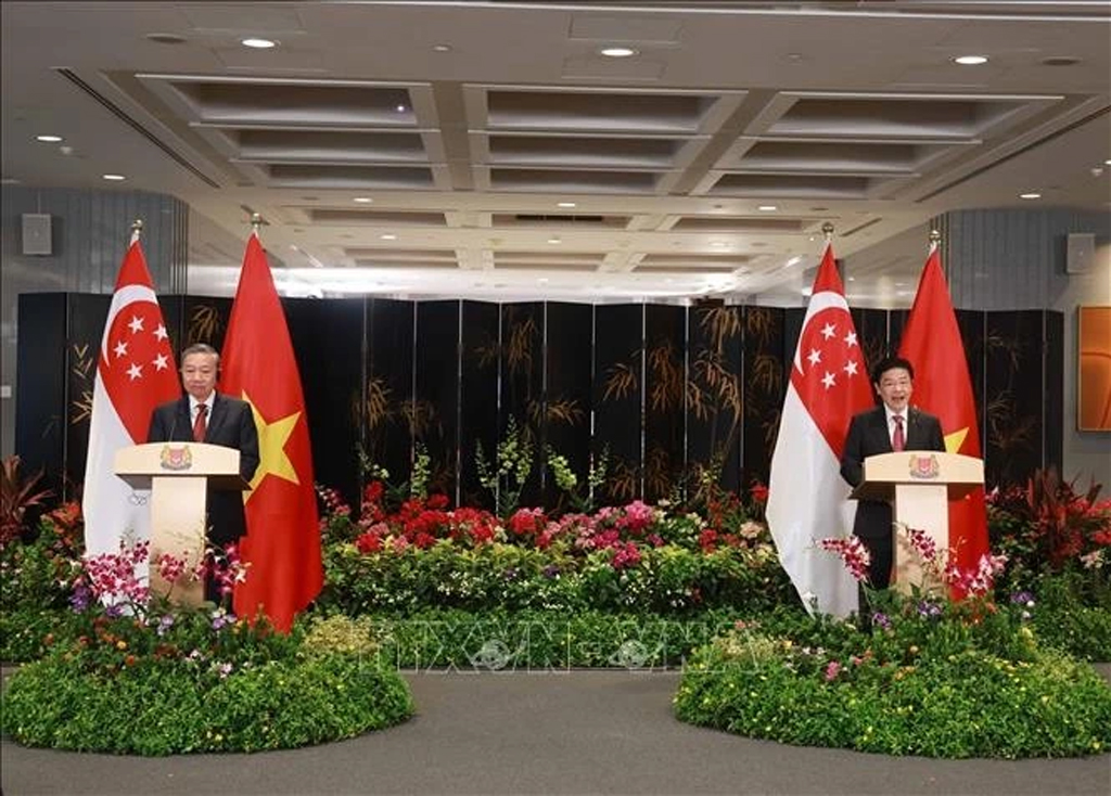 Party General Secretary To Lam (L) and Singaporean PM Lawrence Wong at a press briefing following their talks on March 12. (Photo: VNA)
