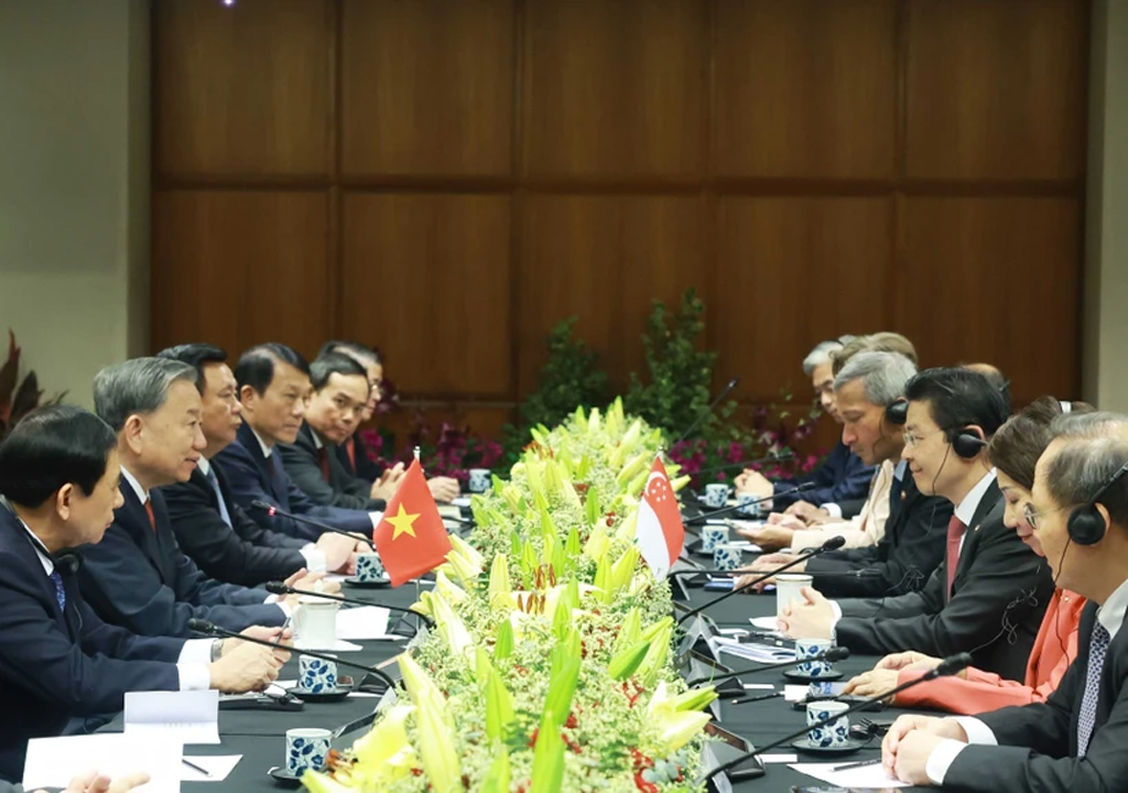 General Secretary of the Communist Party of Vietnam Central Committee To Lam holds talks with Singaporean Prime Minister Lawrence Wong in the city state on March 12. (Photo: VNA)
