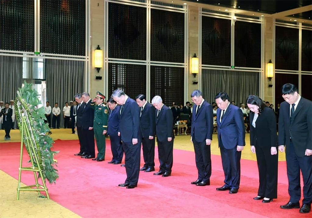 Party General Secretary To Lam leads a high-ranking Vietnamese delegation to pay their final respects to Gen. Khamtay Siphandone (Photo: VNA)
