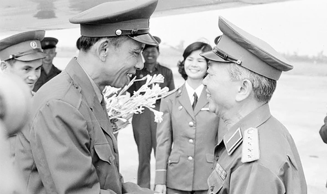 Minister of National Defence General Vo Nguyen Giap (R) welcomes Deputy Prime Minister and Minister of National Defence of Laos Khamtay Siphandone during his visit to Vietnam in 1977. (Photo: VNA)
