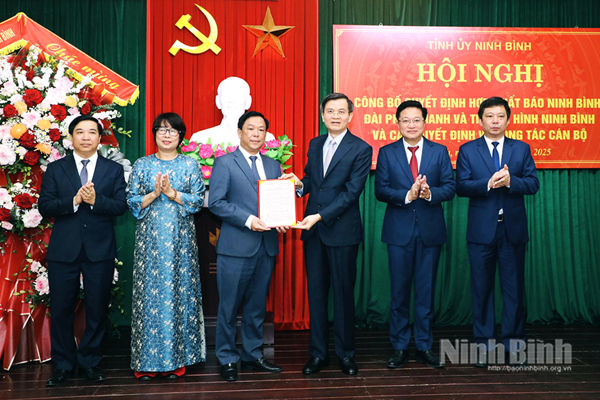 Decision on merging Ninh Binh Newspaper with Ninh Binh Radio and Television Station announced