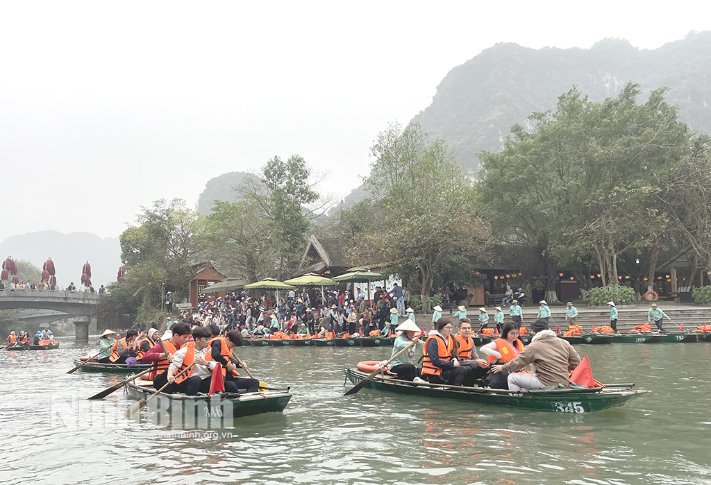 Visitors in Trang an ecologial tourist area.
