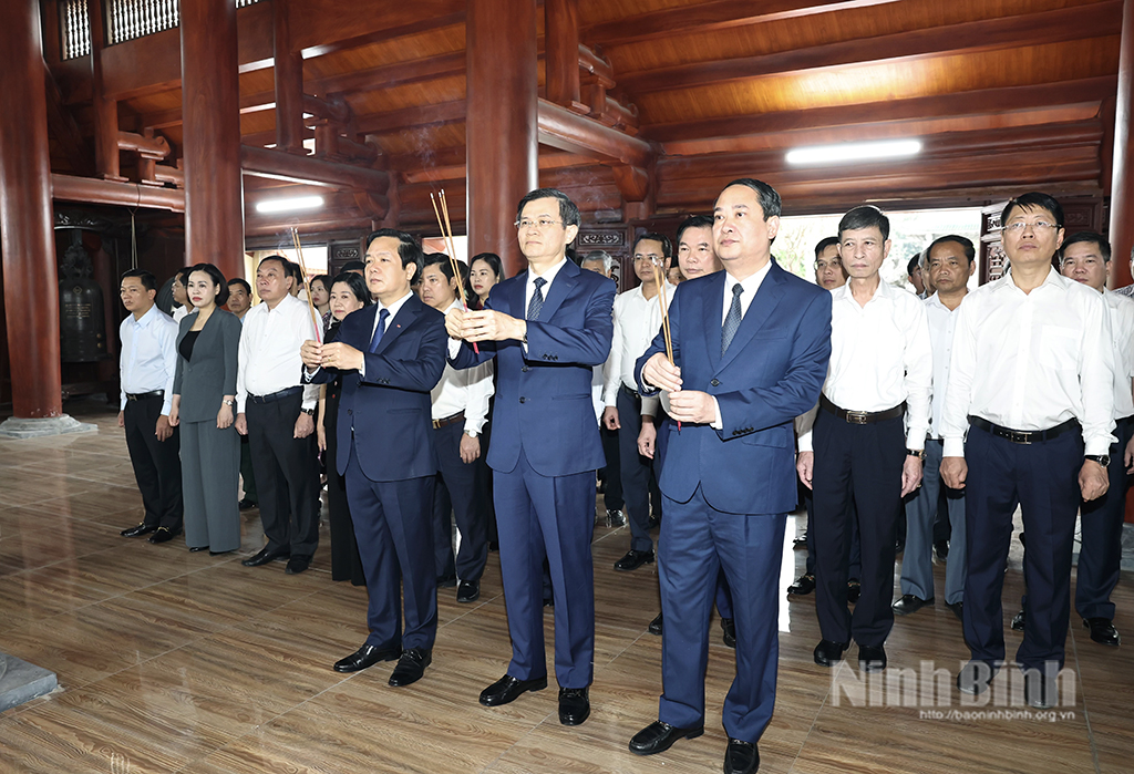 The delegation offer incense at the province's martyr Memorial site.