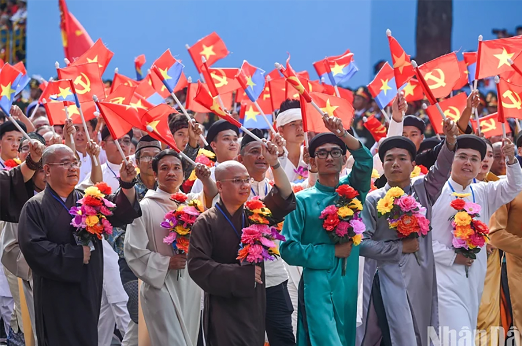 Country full of joy on the Day of National Reunification.