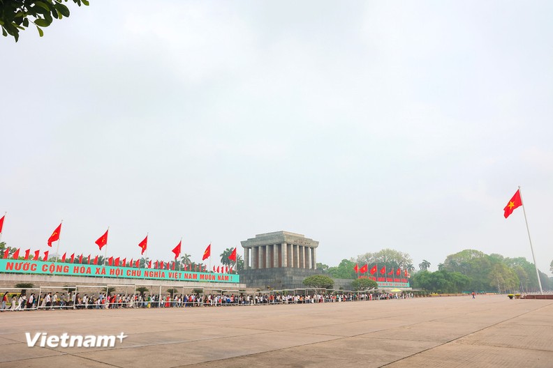 People queue up to pay respect to President Ho Chi Minh at his mausoleum on the morning of April 30 (Photo: VN+)