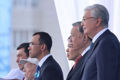 Party General Secretary To Lam (second from right) and President of Kazakhstan Kassym-Jomart Tokayev (first from right) attend the parade. (Photo: VNA).