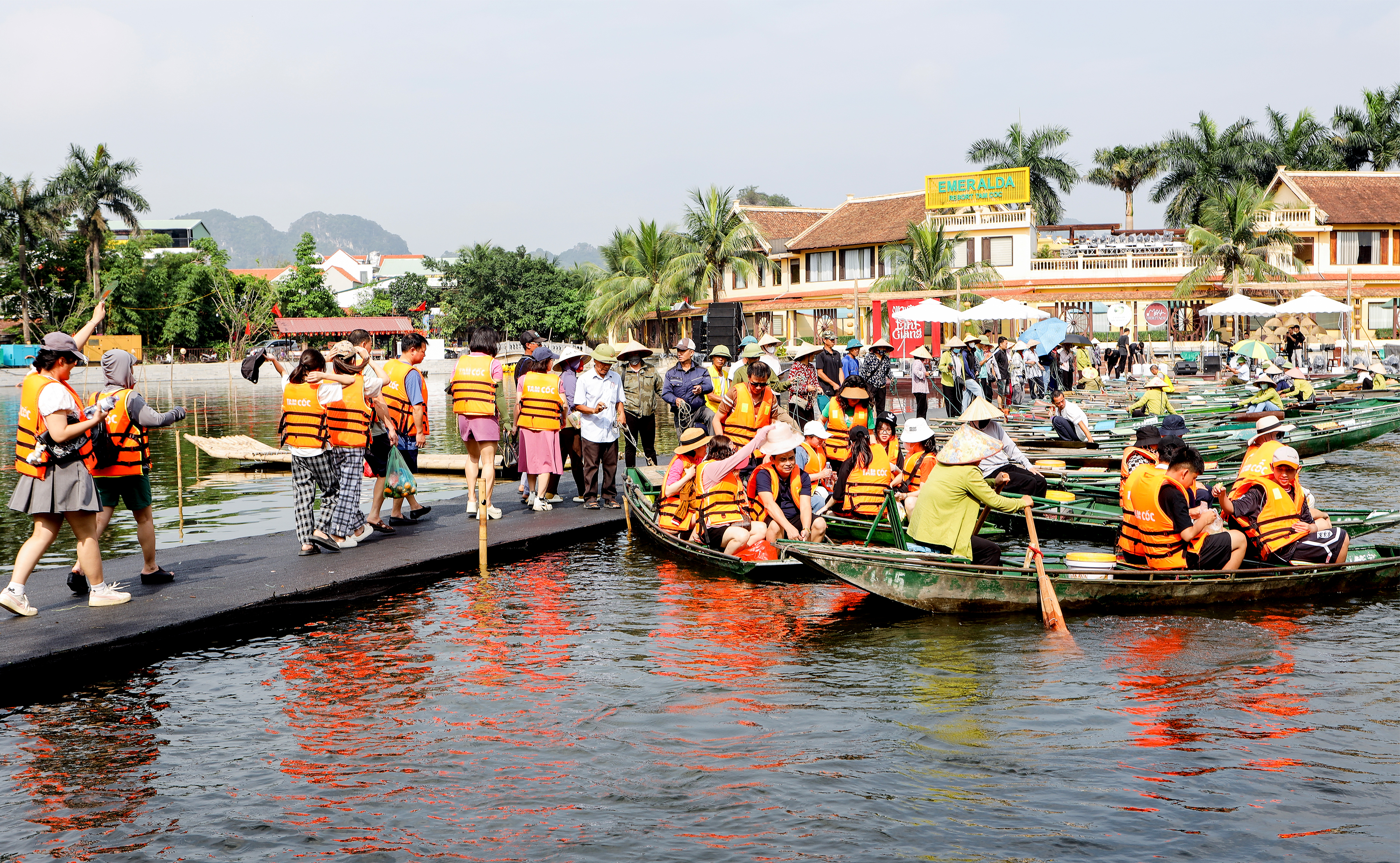 Visitors at Tam Coc -Bich Dong tourist site.