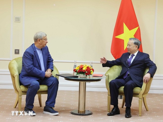 Party General Secretary To Lam (R) receives Sergei Kudryashov, General Director of the Russian oil and gas corporation Zarubezhneft, as part of his official trip to the country. (Photo: VNA)