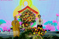 Secretary of provincial party committee Doan Minh Huan presents flowers to congratulates Buddha's 2569th birthday.