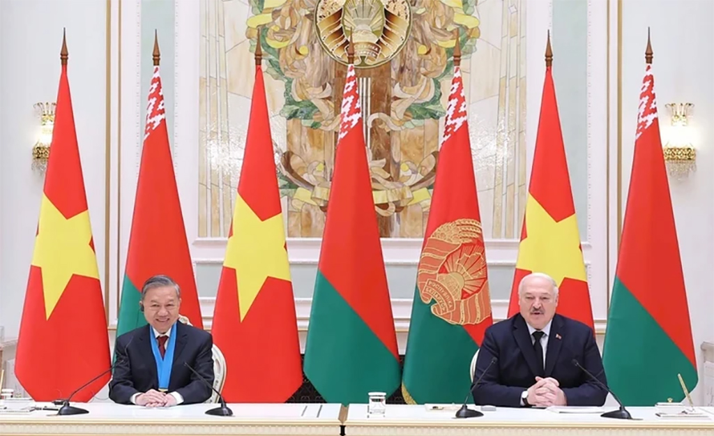 General Secretary of the Communist Party of Viet Nam Central Committee To Lam (L) and President of Belarus Aleksandr Lukashenko at the press conference following their talks in Minsk on May 12. (Photo: VNA)
