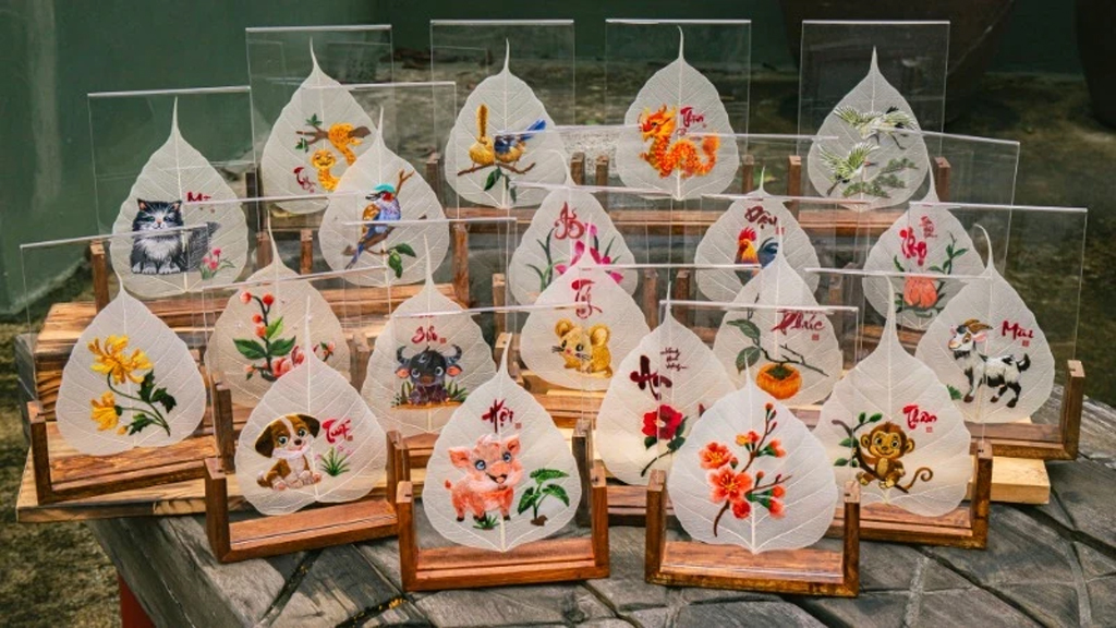 The embroidery process on bodhi leaves is both intricate and distinctive.
