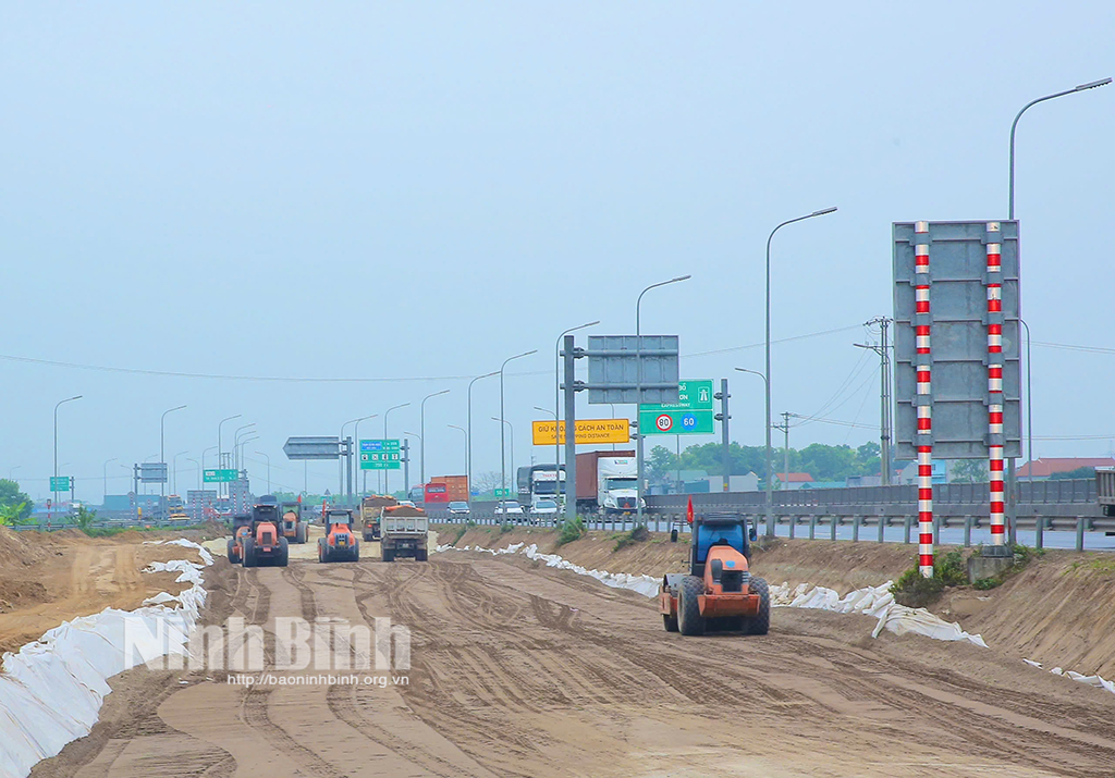 Construction at project of expanding Cao Bo - Mai Son expressway.