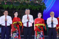 Party General Secretary To Lam (centre) and other delegates cut the ribbon to inaugurate the statue “Uncle Ho visits the hometown” on May 15 (Photo: VNA)