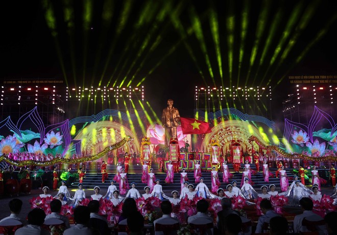 Party chief attends opening of National Sen Village Festival 2025 ảnh 1
