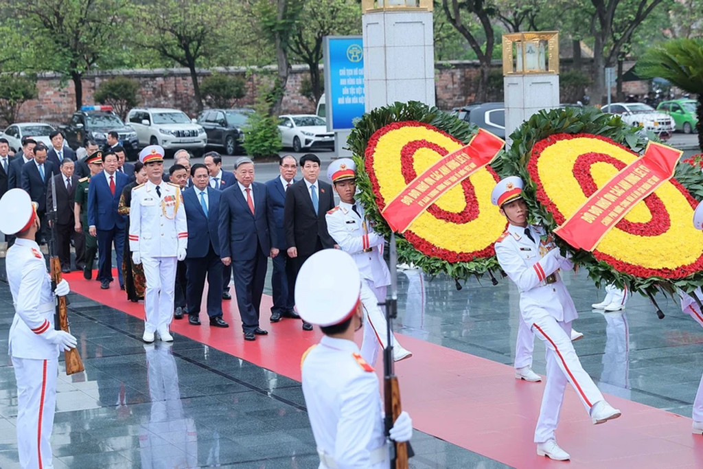 Party and State leaders lay wreaths at President Ho Chi Minh's Mausoleum on May 19 morning. (Photo: VNA)

