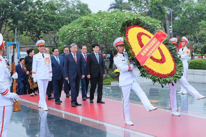 vna-potal-lanh-dao-dang-va-nha-nuoc-den-dat-vong-hoa-tuong-niem-cac-anh-hung-liet-si-8040181.jpg