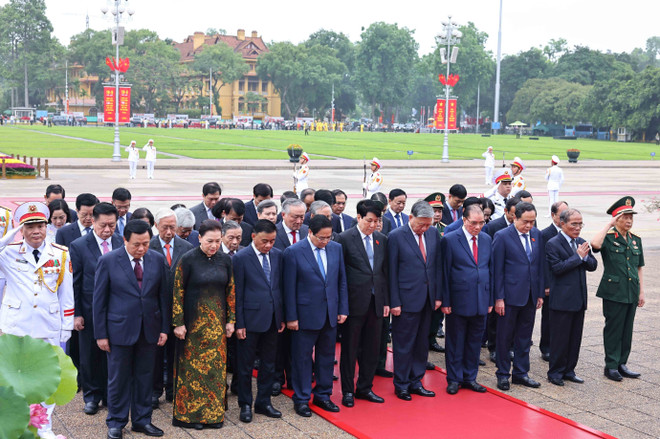 vna-potal-doan-dai-bieu-lanh-dao-dang-nha-nuoc-vao-lang-vieng-chu-tich-ho-chi-minh-8040149.jpg