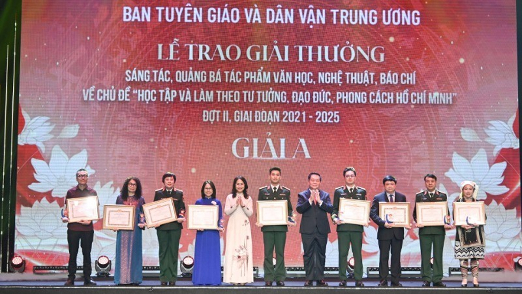 A-prize winners are honoured. (Photo: THE DAI)
