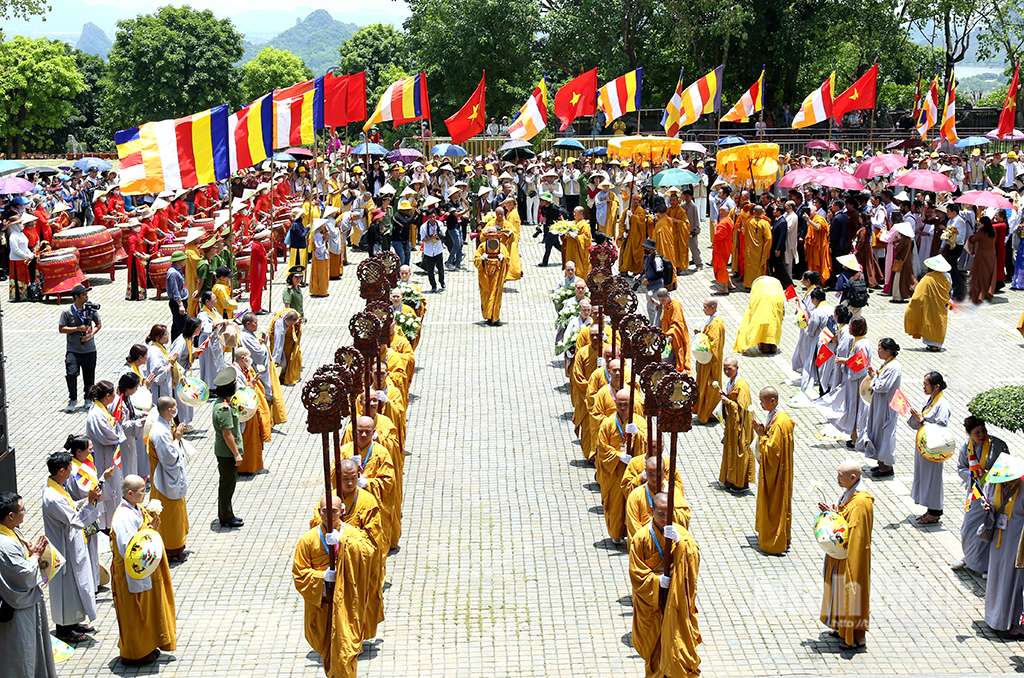 The procession of Shakyamuni Buddha’s Śarīra.