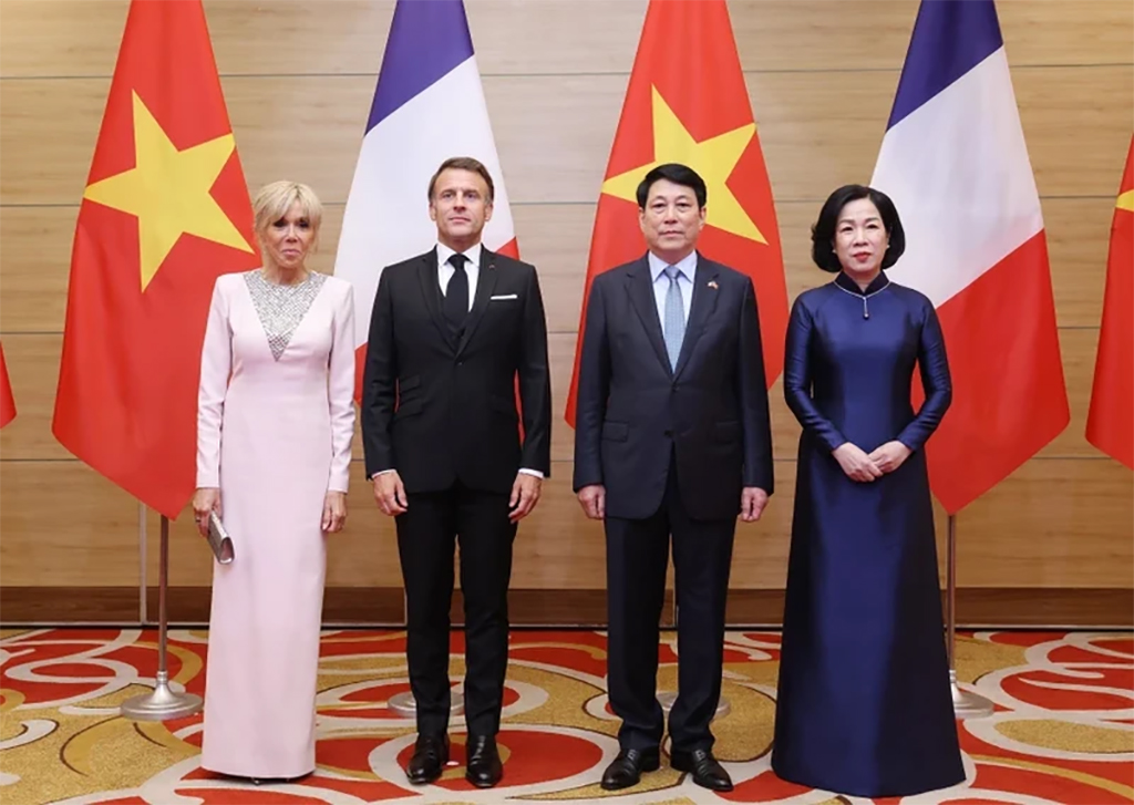 Vietnamese President Luong Cuong, his French counterpart Emmanuel Macron, and their spouses at the banquet held in honour of the French leader in Ha Noi on May 26 (Photo: VNA)
