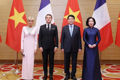 Vietnamese President Luong Cuong, his French counterpart Emmanuel Macron, and their spouses at the banquet held in honour of the French leader in Ha Noi on May 26 (Photo: VNA)