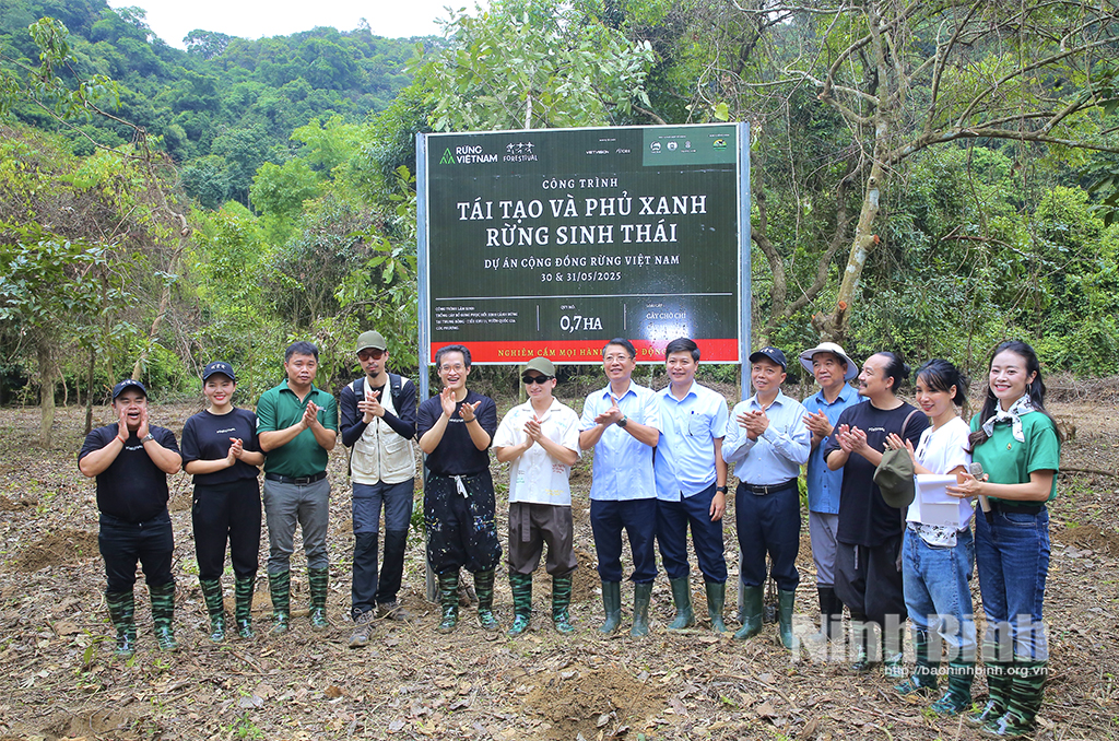 Local leaders and artists participate the programme.