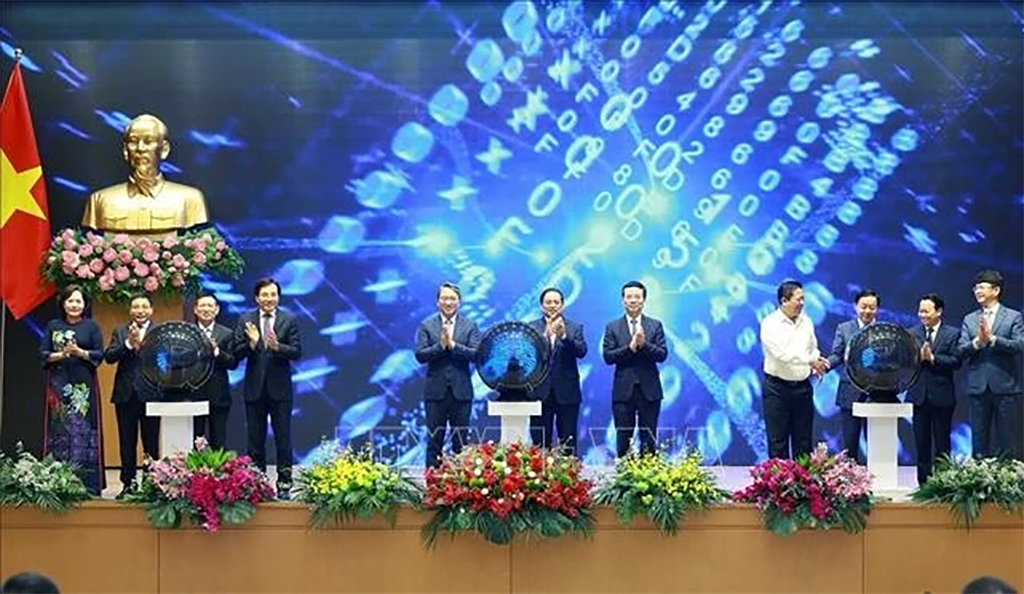 Prime Minister Pham Minh Chinh and delegates launch the national legal portal. (Photo: VNA)
