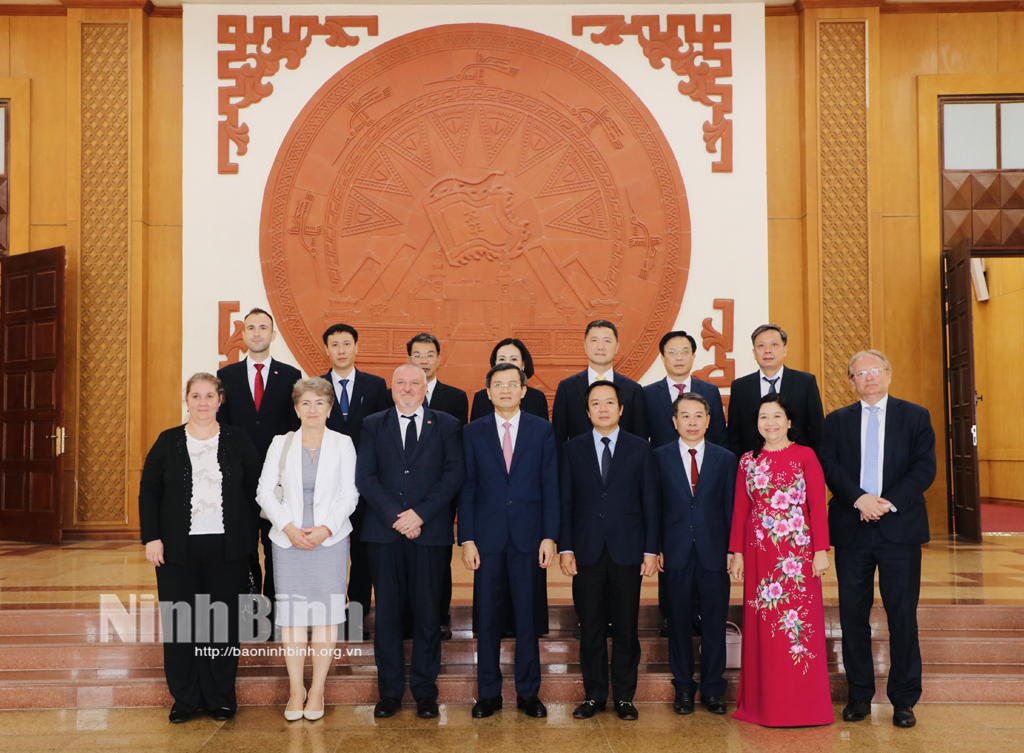 Ninh Binh leader receives delegation of Hungarian Socialist Party.