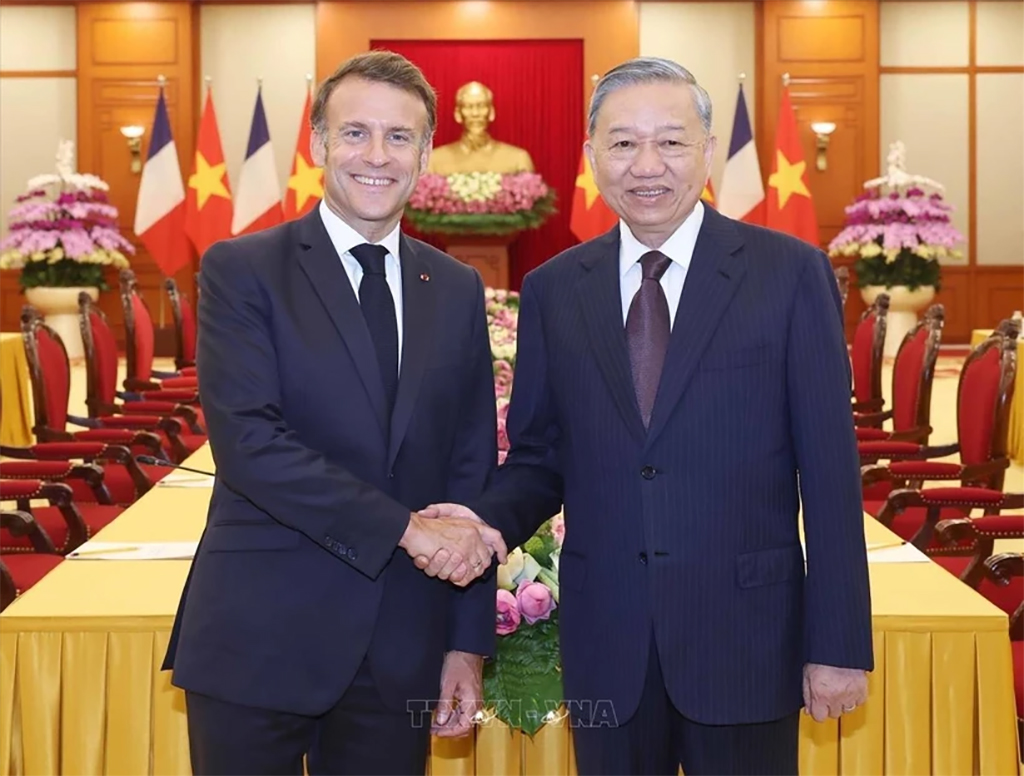 Party General Secretary To Lam (R) receives French President Emmanuel Macron in Hanoi on May 26, 2025. (Photo: VNA)

