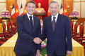 Party General Secretary To Lam (R) receives French President Emmanuel Macron in Hanoi on May 26, 2025. (Photo: VNA)