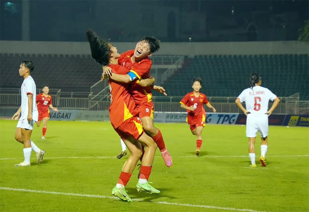 Vietnamese players celebrate a goal at the match against Myanmar on June 9 (Photo: VNA)
