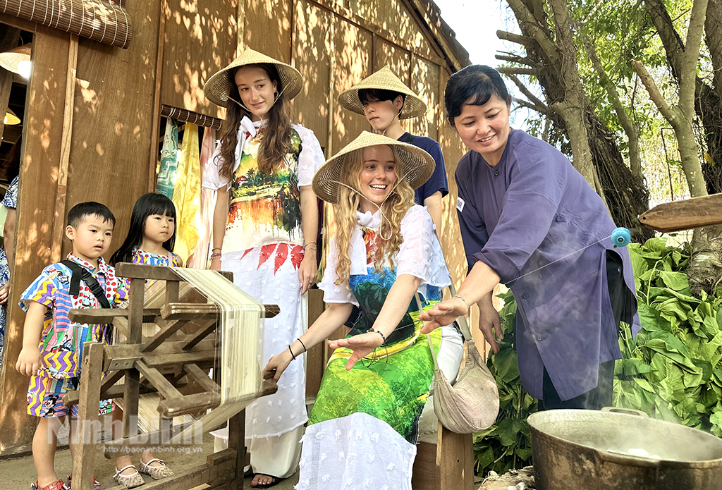 Foreign visitors experienced traditional craft at Tam Coc tourism week.