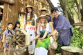 Foreign visitors experienced traditional craft at Tam Coc tourism week.