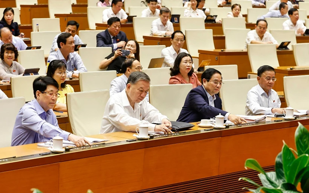All 470 delegates present at the NA's 9th session vote in favour for the resolution amending key provisions of the Constitution of the Socialist Republic of Vietnam. (Photo: VNA)
