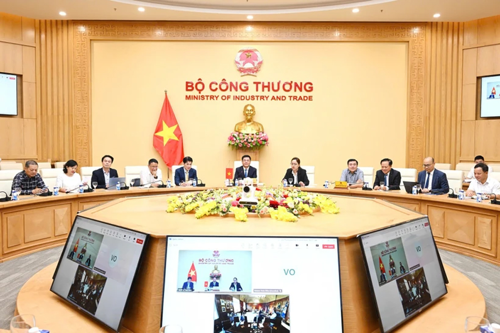 At the simultaneous online talks between Minister of Industry and Trade Nguyen Hong Dien and US Secretary of Commerce Howard Lutnick and Trade Representative Jamieson Greer on June 19 (Photo: VNA)
