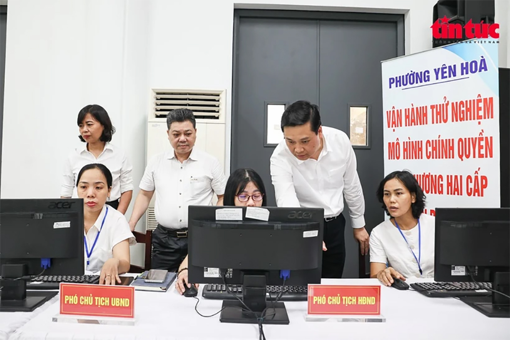 Leaders of Yen Hoa ward in Hanoi inspect the IT system on the first day of piloting the two-tier local administration model. (Photo: VNA)
