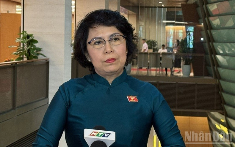 Deputy To Thi Bich Chau (from the Ho Chi Minh City Delegation) answers questions from reporters. (Photo: TRUNG HUNG)