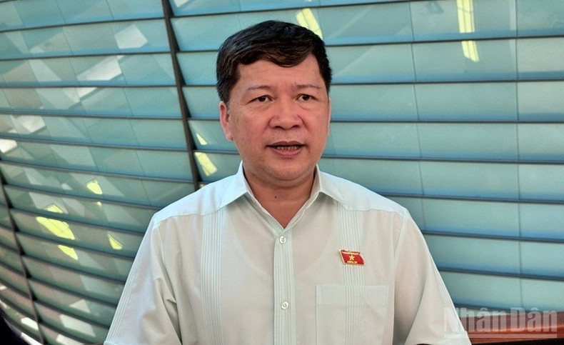 Deputy Ta Van Ha (from the Quang Nam NA delegation) answers questions from the press. (Photo: TRUNG HUNG)
