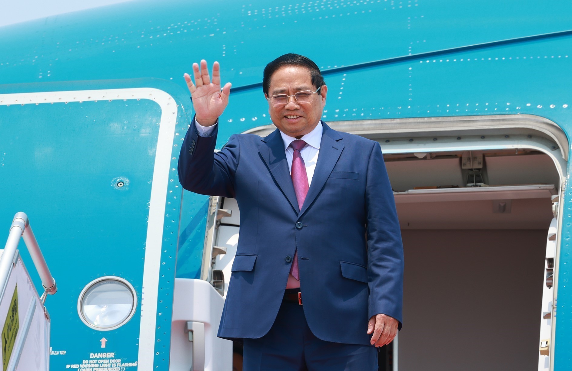 Prime Minister Pham Minh Chinh leaves Ha Noi in the early morning of June 24 for the 16th Annual Meeting of the New Champions of the World Economic Forum (WEF) in Tianjin and a working visit to China. (Photo: VNA)

