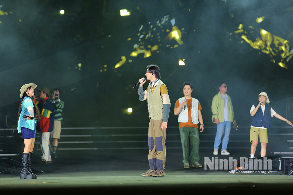Forestival 2025 witnessed a spontaneous and captivating dialogue with Xam singing, a valuable cultural heritage of Ninh Binh, interwoven with modern musical styles such as rap, rock, and ballad.
