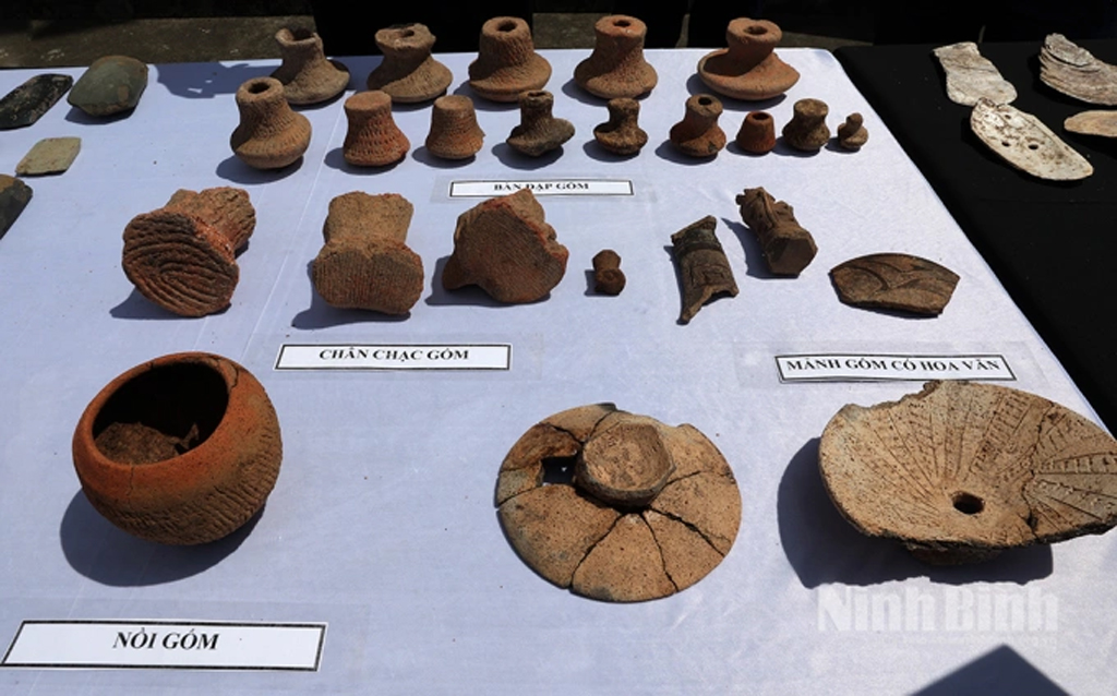 Working tools dating back over 3,500 years unearthed in Man Bac archaeological site.