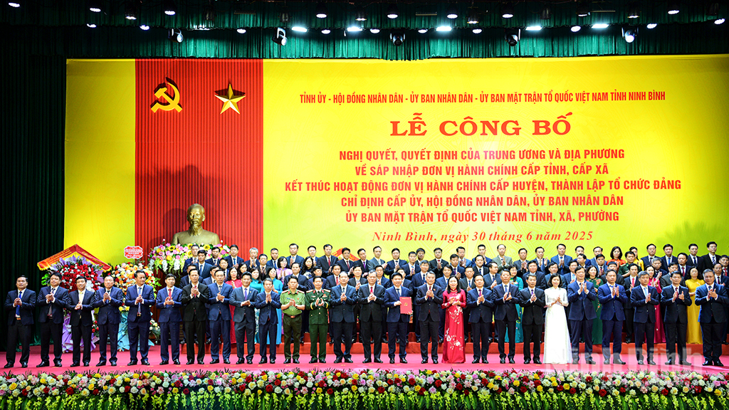  Le Minh Hung, Politburo member, Secretary of the Party Central Committee (PCC) and Chairman of the PCC's Organisation Commission hands over the Politburo’s Decisions on the establishment of the Ninh Binh Party Organisation and the appointment of members of the provincial Party Committee, its Standing Board, Secretary and Deputy Secretaries for the 2020-2025 tenure.