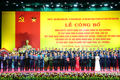 Le Minh Hung, Politburo member, Secretary of the Party Central Committee (PCC) and Chairman of the PCC's Organisation Commission hands over the Politburo’s Decisions on the establishment of the Ninh Binh Party Organisation and the appointment of members of the provincial Party Committee, its Standing Board, Secretary and Deputy Secretaries for the 2020-2025 tenure.