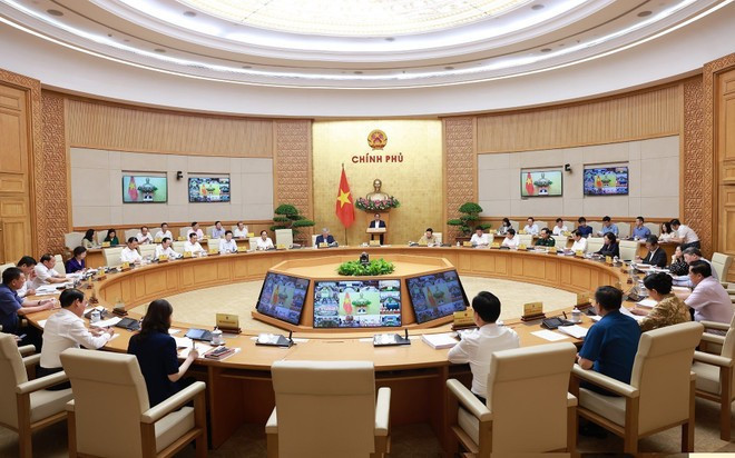 At the regular June cabinet meeting on July 3. (Photo: VNA)