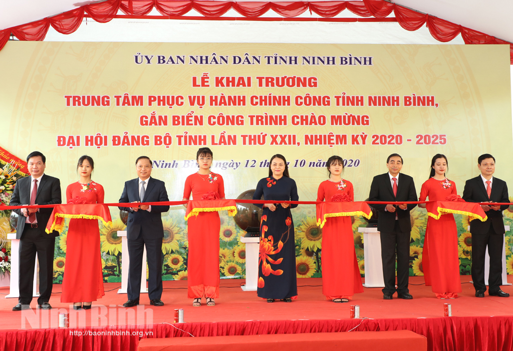 Provincial leaders attend ribbon cutting ceremony.