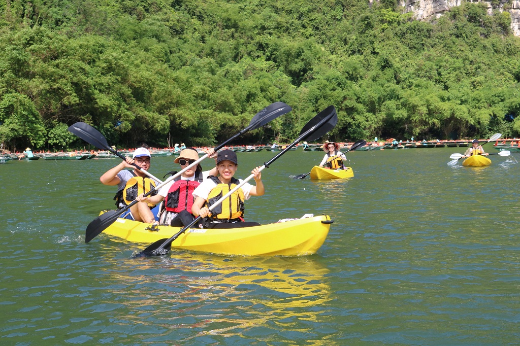 Kayak sailing in Trang An.