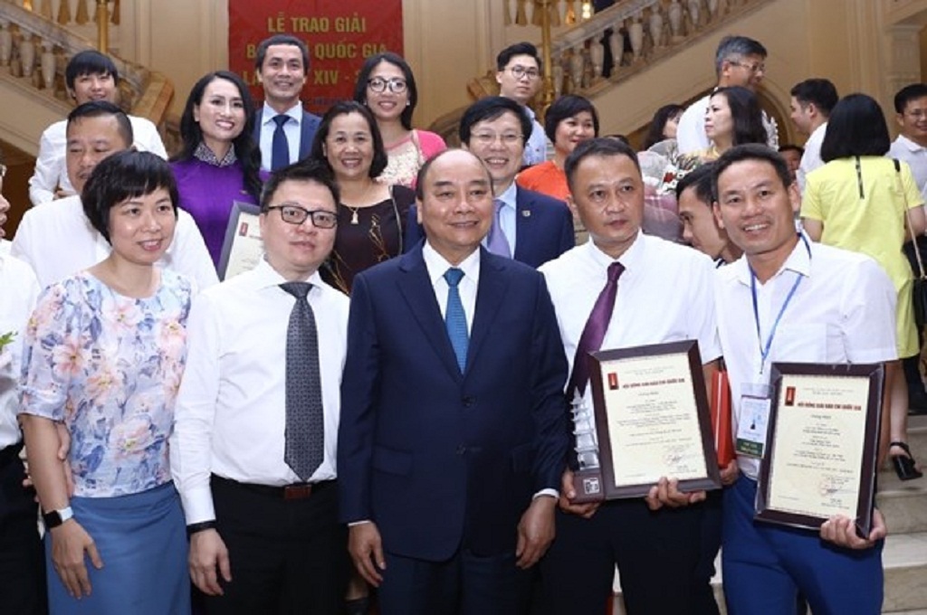Prime Minister Nguyen Xuan Phuc and leaders and National Press Awards winners of the Vietnam News Agency