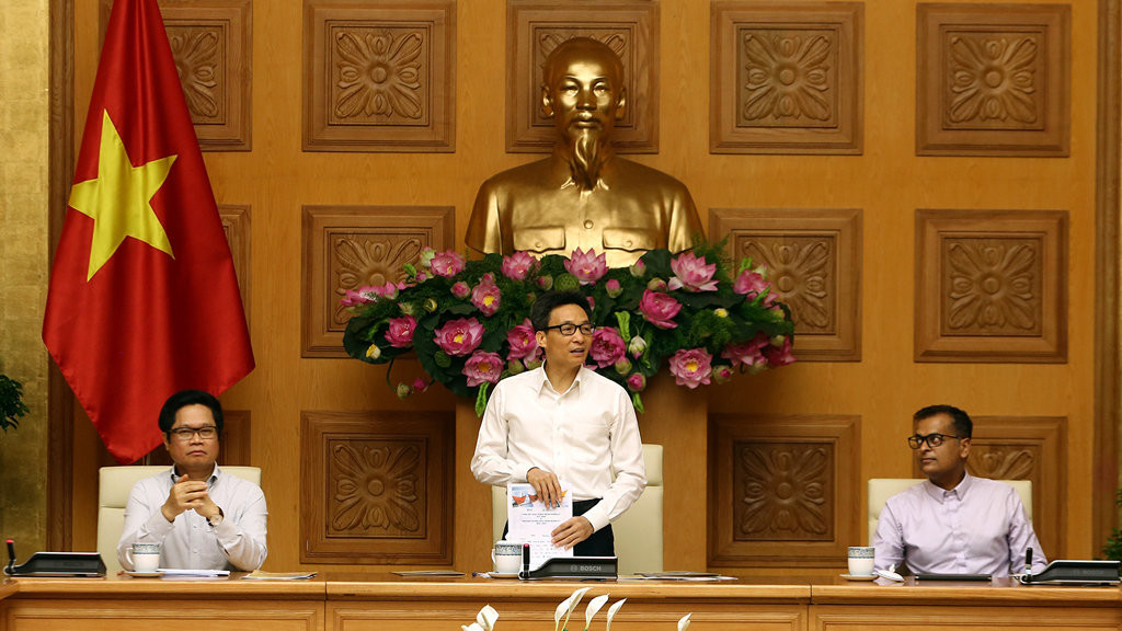 Deputy PM Vu Duc Dam speaks at the meeting.