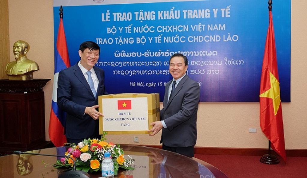 Vietnam presents Laos 200,000 face masks .